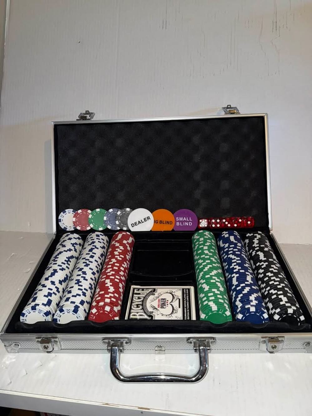 300 Count Poker Chips 11.56 Professional In Aluminum Case